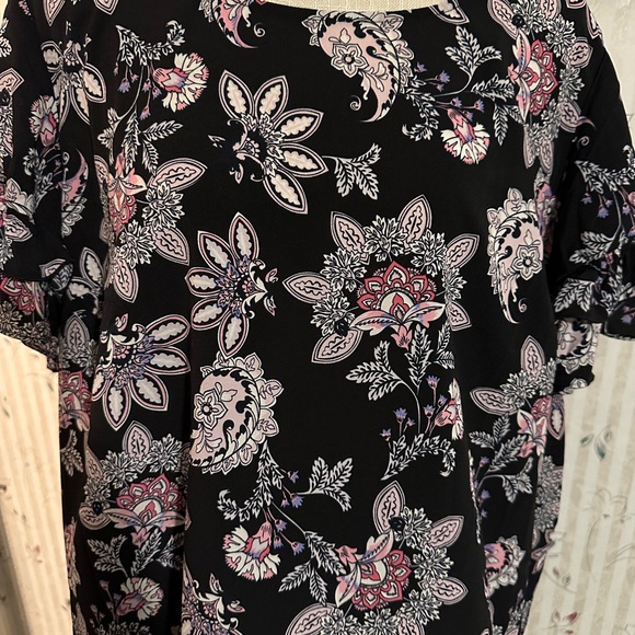 Lane Bryant Flutter Sleeve Crew Neck Top Black with floral pink sz 20 NWOT - Picture 5 of 5